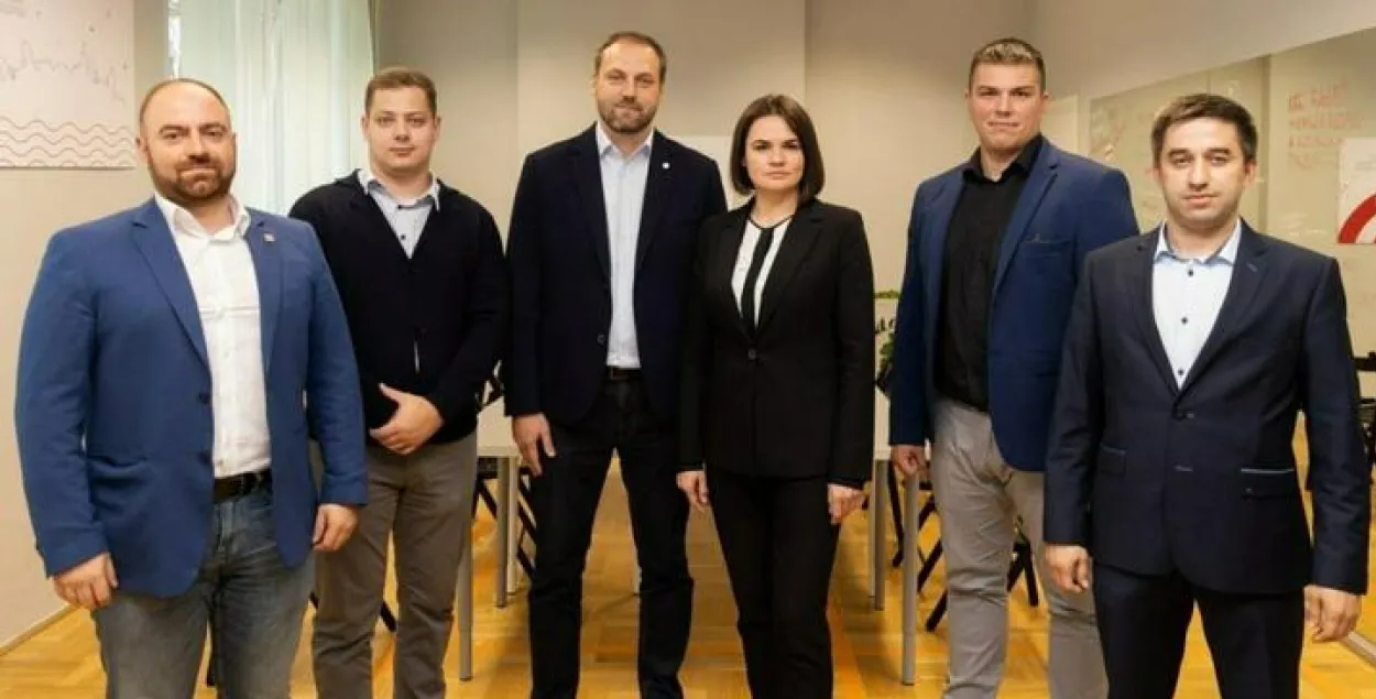 Удзельнікі ініцыятывы "Байпол" са Святланай Ціханоўскай