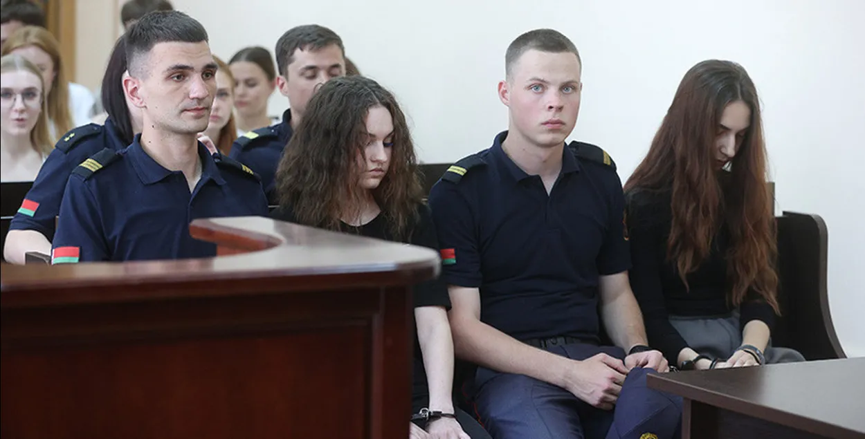 Девушек держали в наручниках 