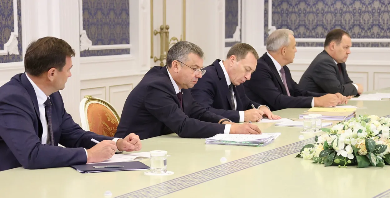 Роман Головченко (справа) спешит