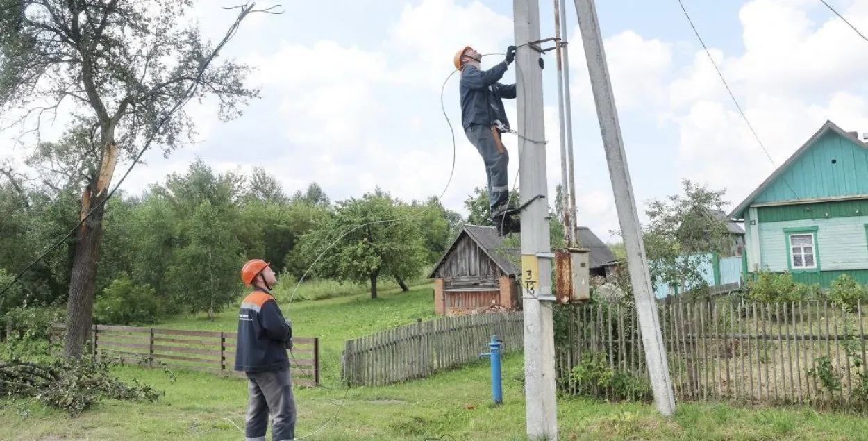 Продолжаются восстановительные работы после непогоды на юге Беларуси 