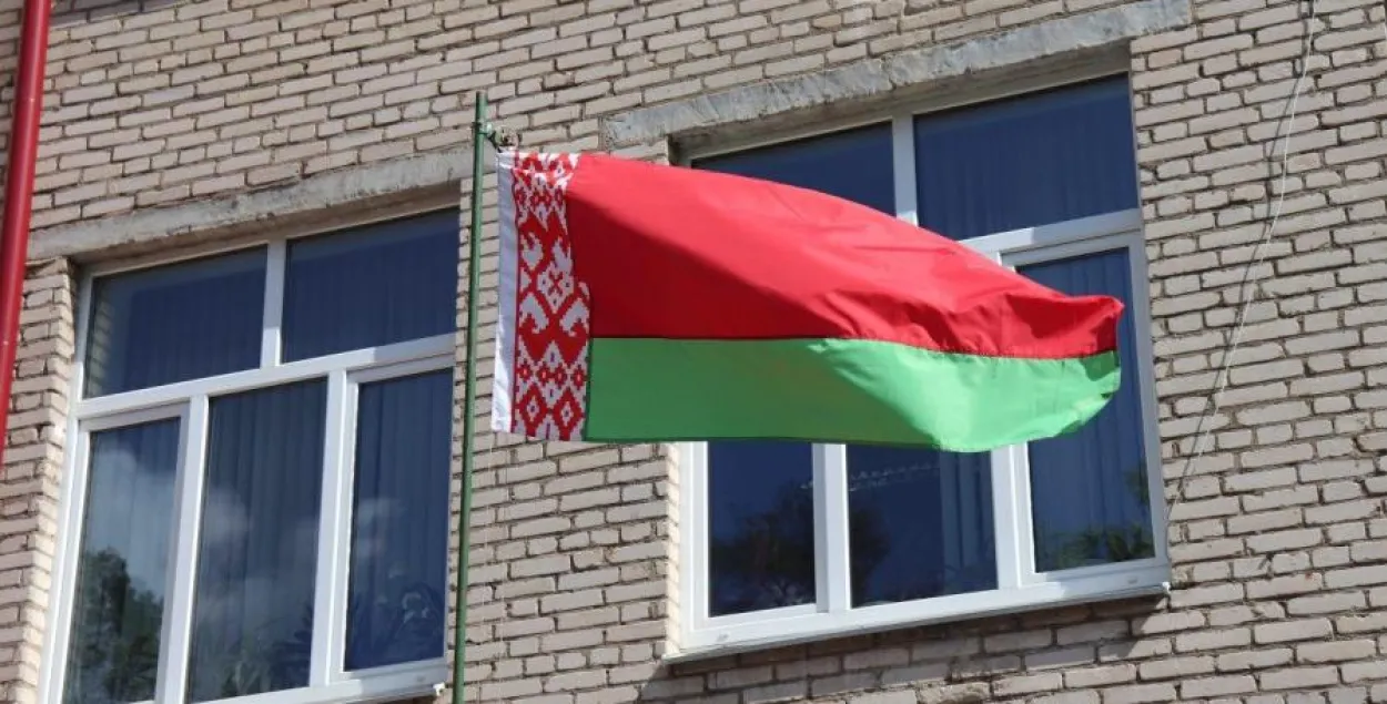 Красно-зеленый флаг на административном здании, иллюстративное фото 