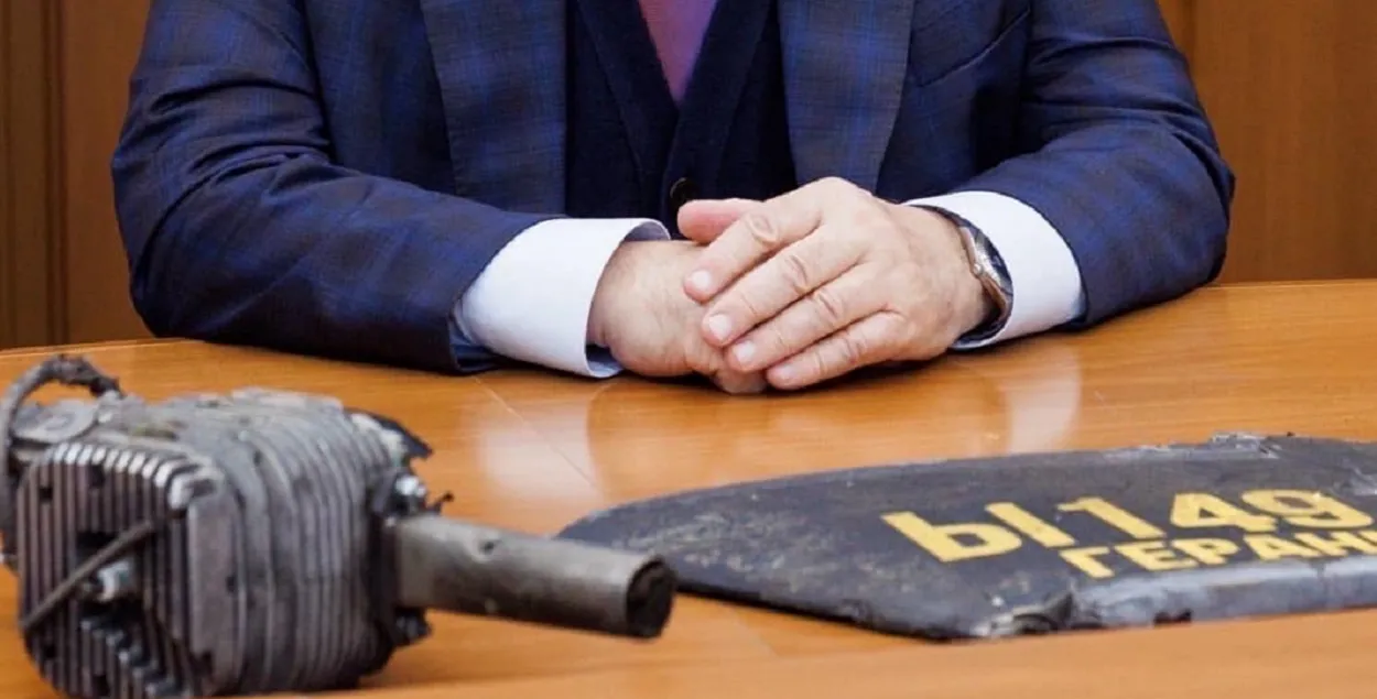 Расійскі пасол і фрагменты беспілотніка, які прыляцеў з Расіі
