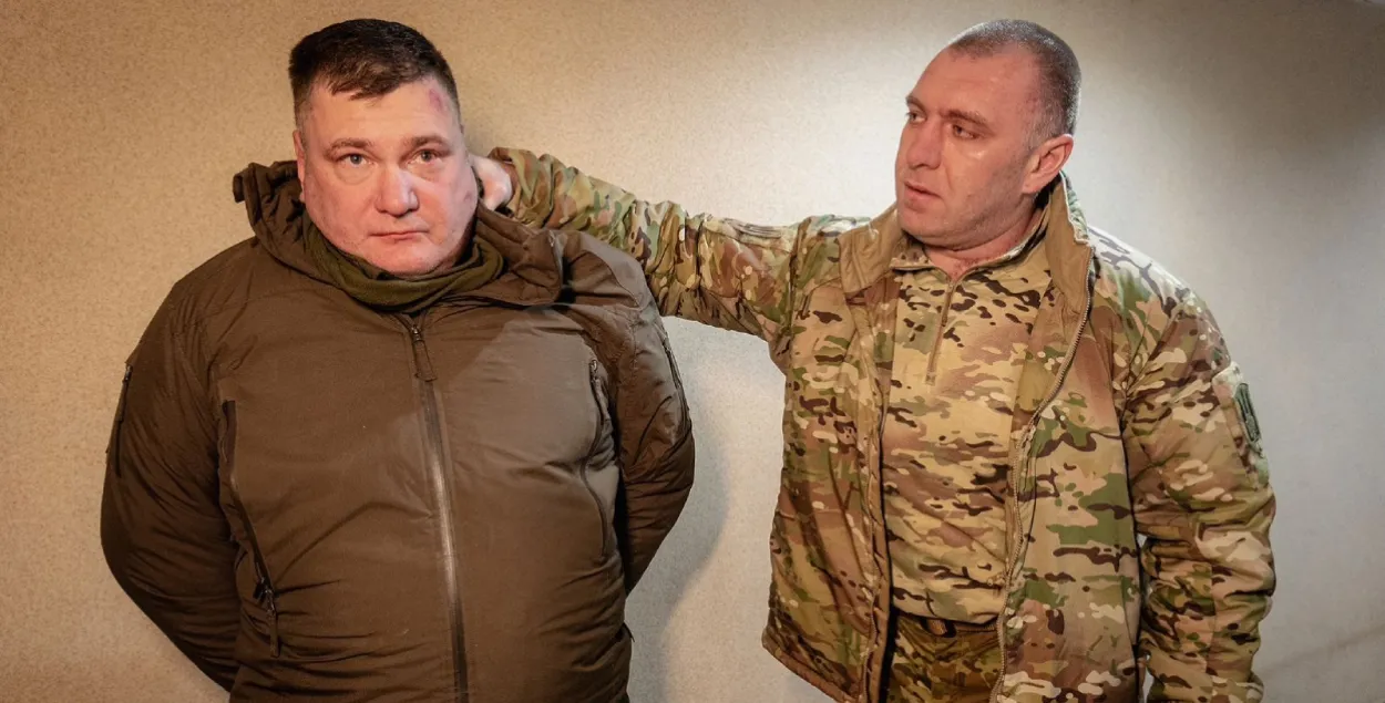 Глава СБУ Василий Малюк держит руководителя штаба Антитеррористического центра 
