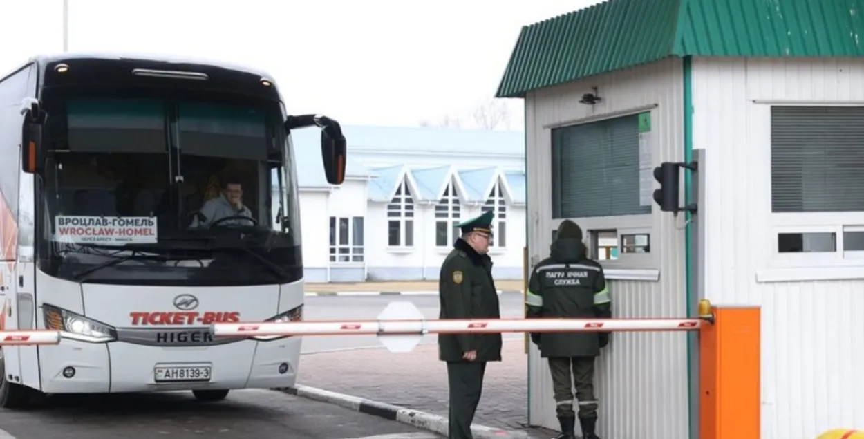 Туристический автобус на границе Беларуси и Польши, иллюстративное фото
