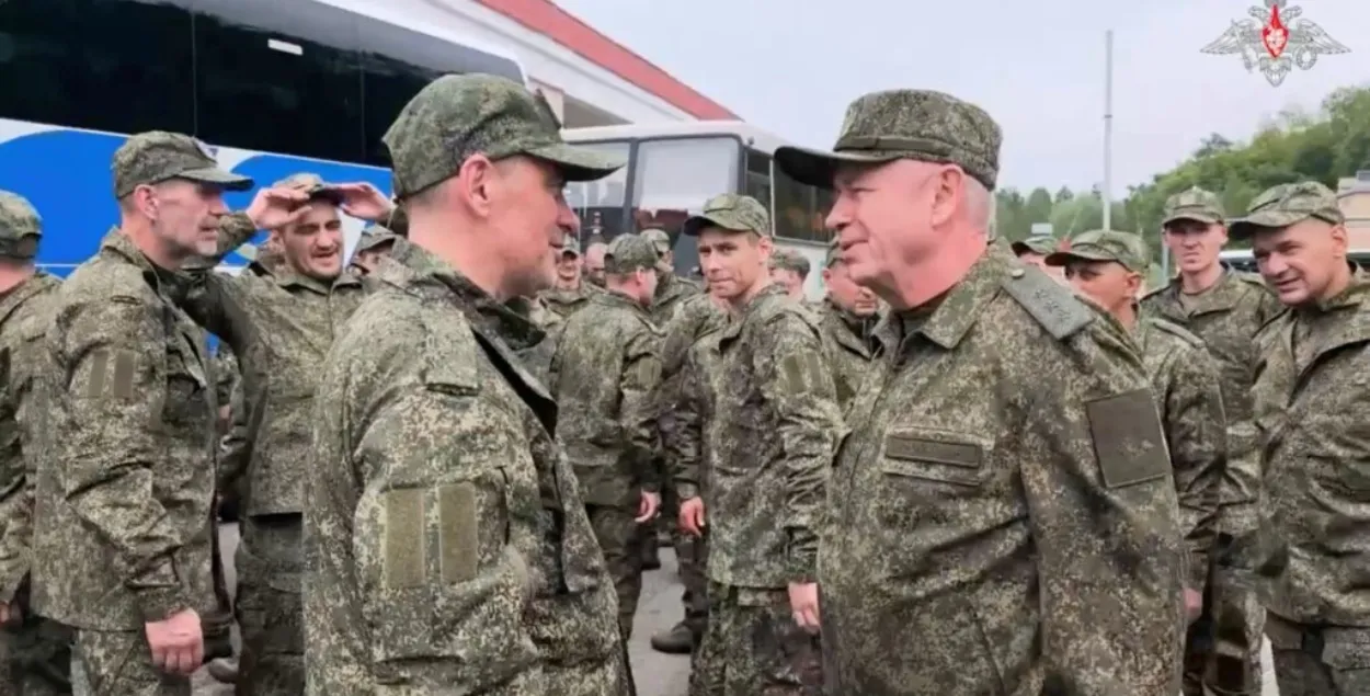 Намеснік міністра абароны РФ Аляксандар Фамін сустракае ў Беларусі расійскіх ваеннапалонных