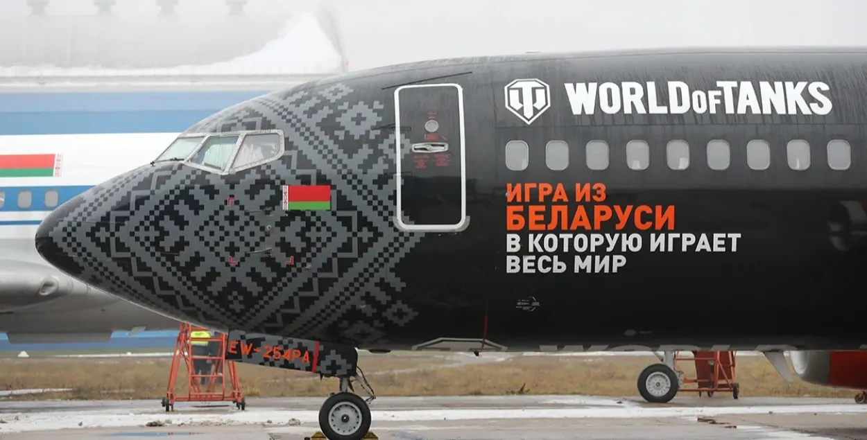 Cамолет авиакомпании "Белавиа" Boeing 737-300 под брендом World of Tanks в Национальном аэропорту Минска, Беларусь, 12 декабря 2018 года /Tatyana Zenkovich 