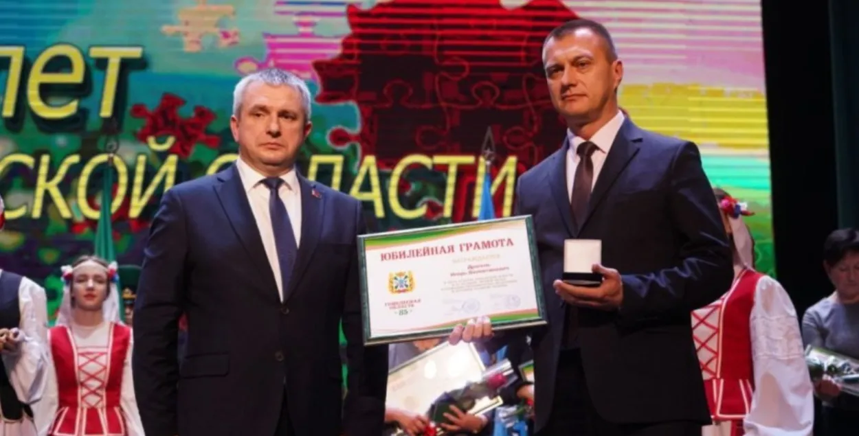 Ігара Драгеля ўзнагароджвае старшыня аблвыканкама Іван Крупко 