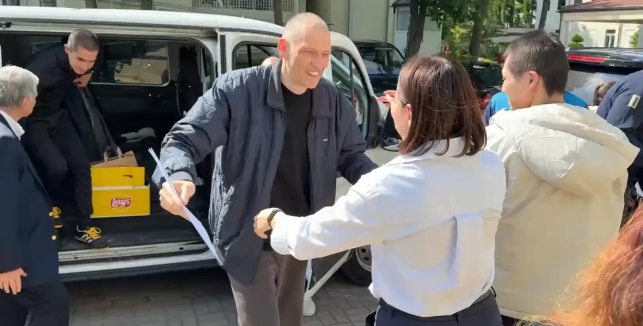Святлана Ціханоўская сустрае Сяргея пасля 5 гадоў турмы
