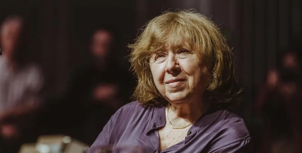 Святлана Алексіевіч на сустрэчы з чытачамі ў "Новым тэатры" у Варшаве, 16 чэрвеня 2025 года