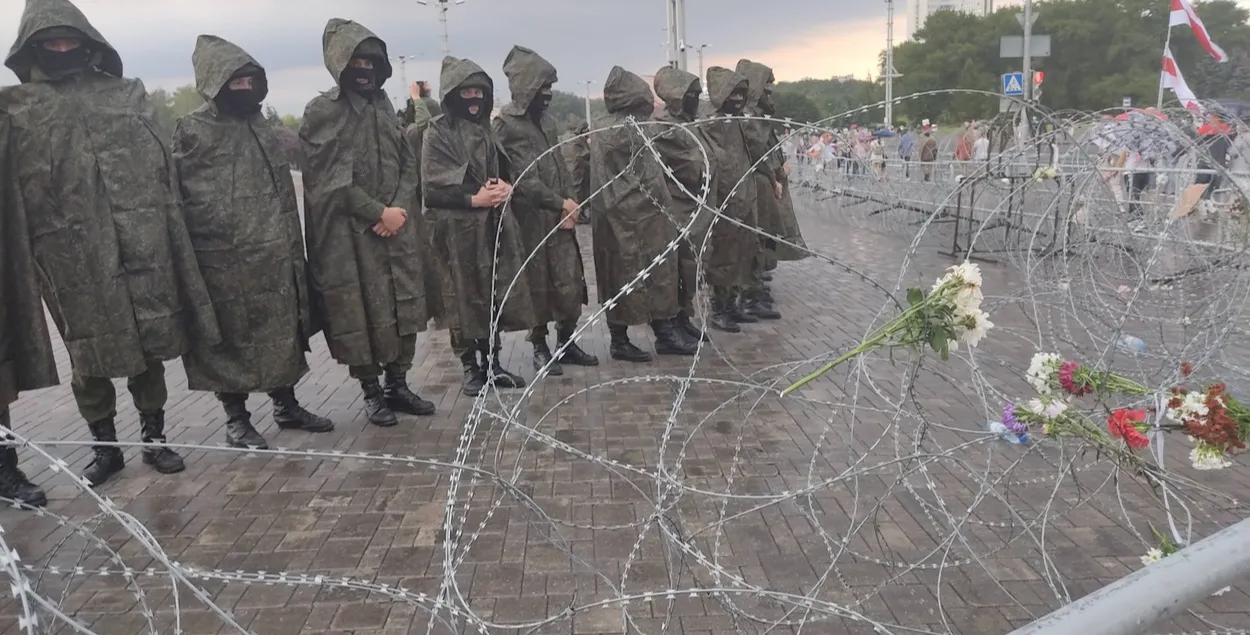 Силовики стоят на Стеле