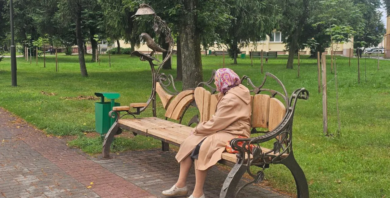У Лідзе паставілі алею арт-лавак да Дня беларускага пісьменства
