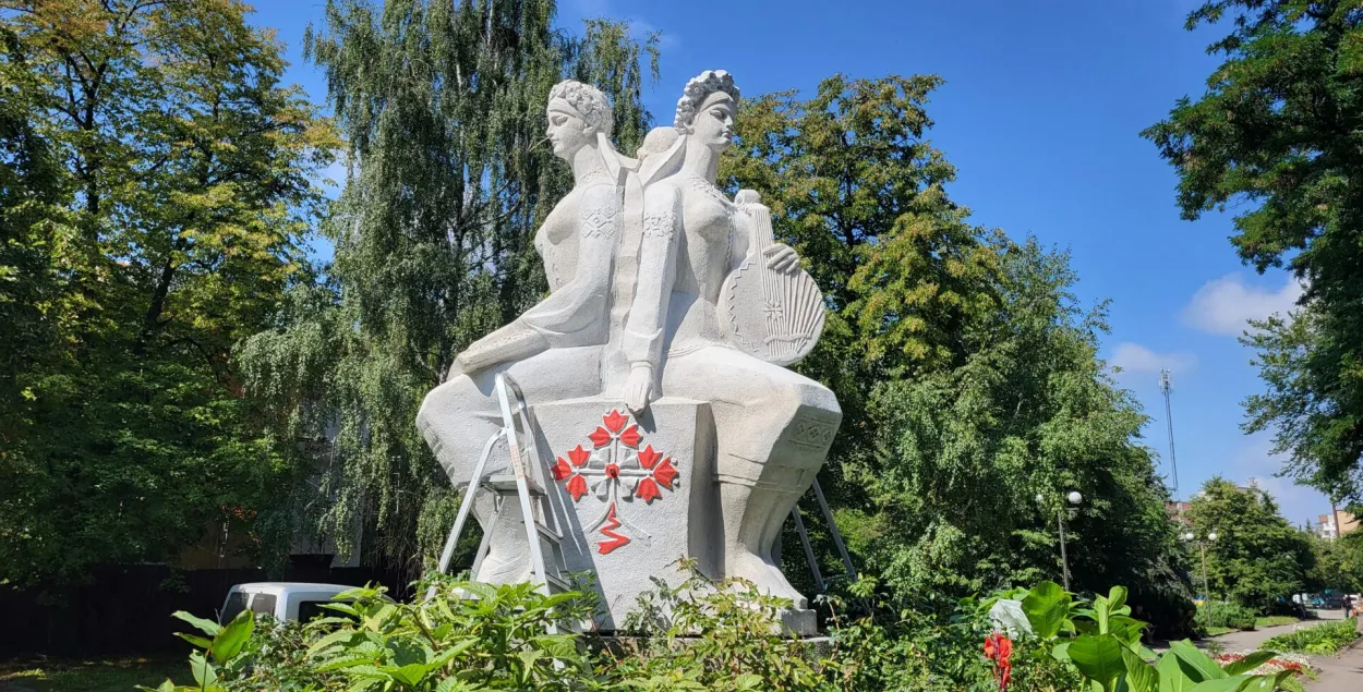 Скульптура "Тры сястры"