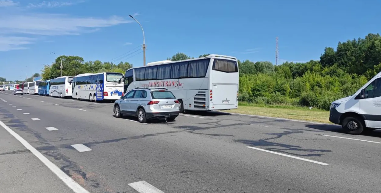 Очередь из автобусов на границе

