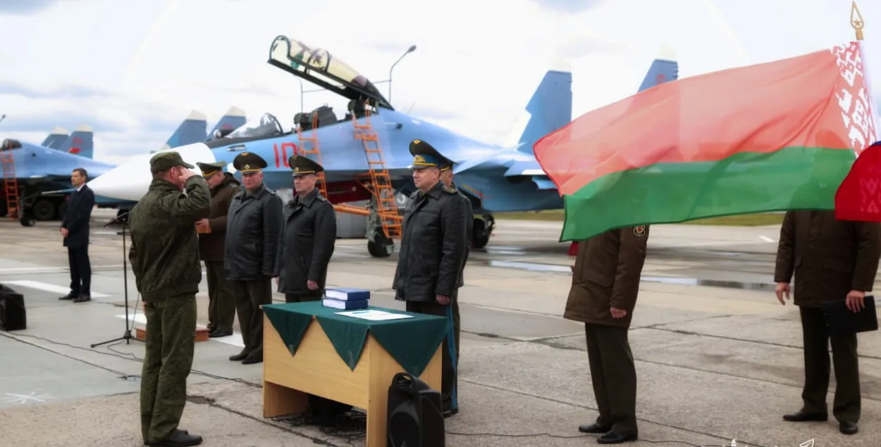 Перадача расійскіх Су-30СМ2 беларускім вайскоўцам
