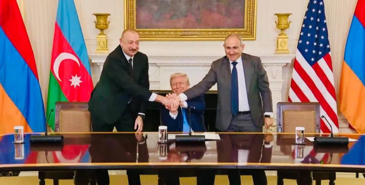 Аліеў, Пашынян і Трамп падчас падпісання мемарандуму адносна лёсу Зангезурскага калідора