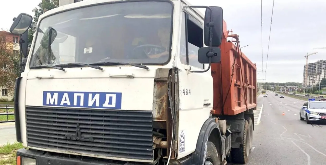 Грузавік урэзаўся ў гарадскі аўтобус у Мінску
