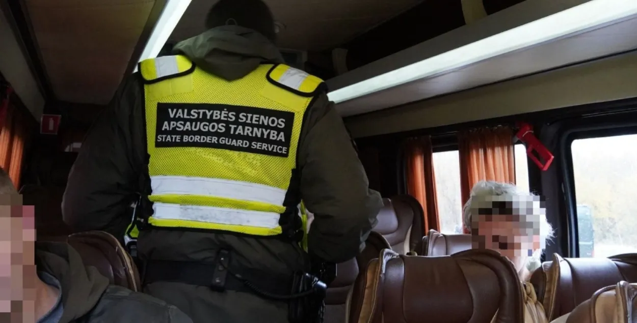 Памежнік правярае дакументы ў аўтобусе
