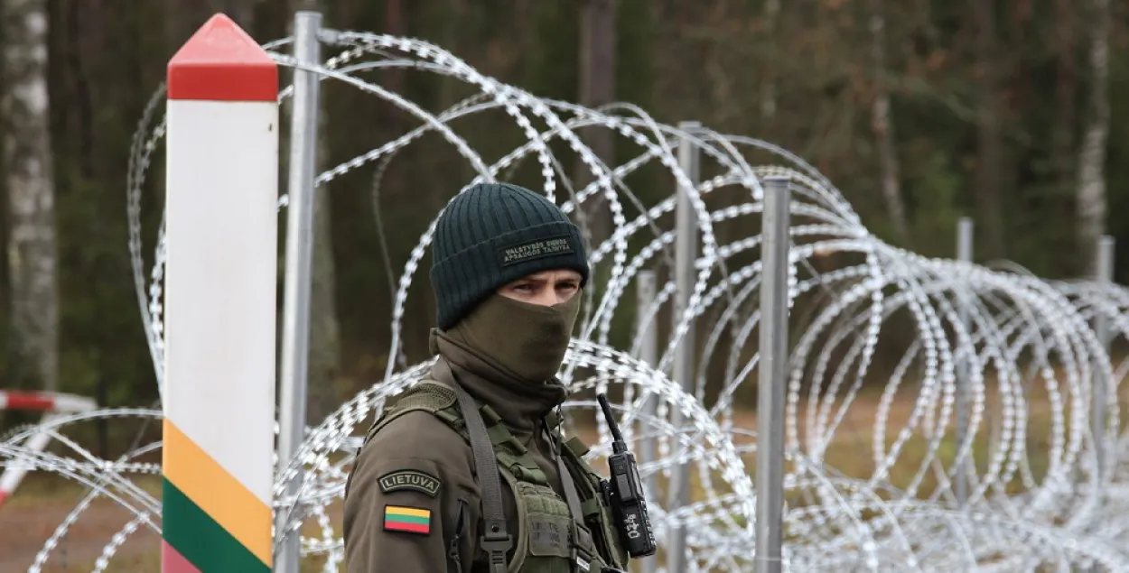 Літоўскі памежнік на мяжы Літвы і Беларусі