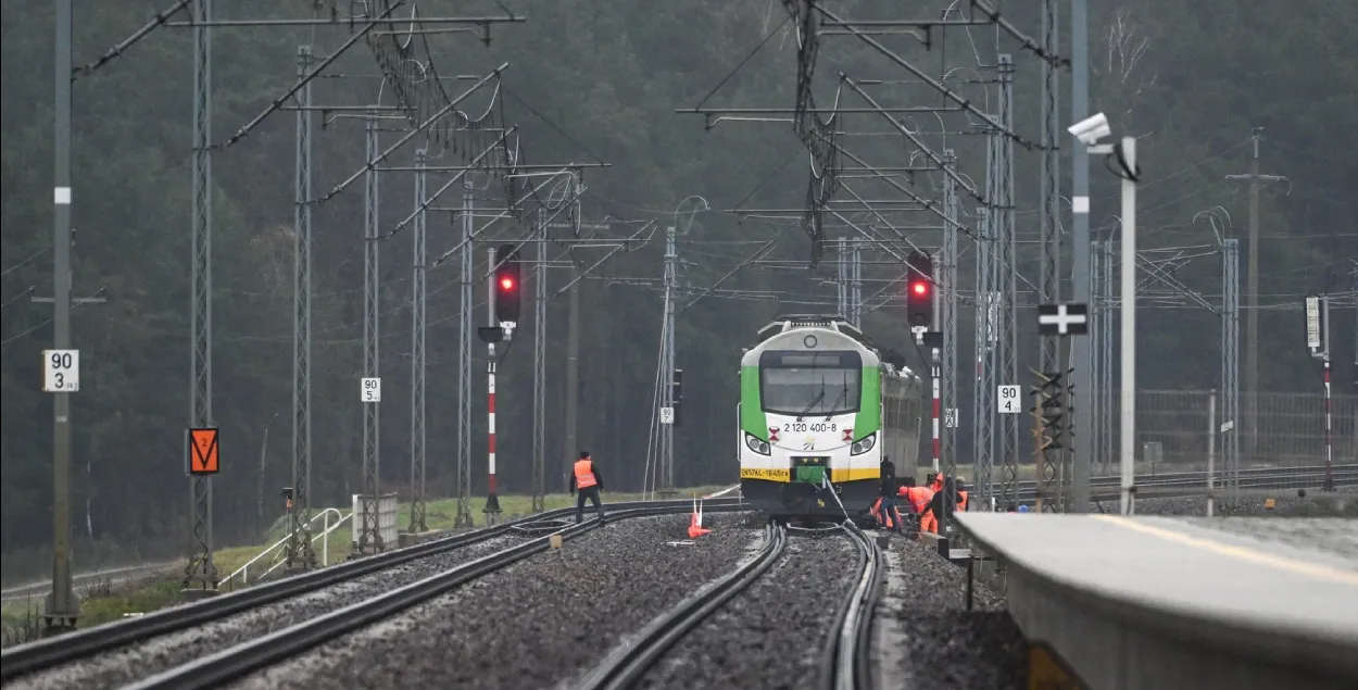 Действия служб на железнодорожных путях, где произошел взрыв
