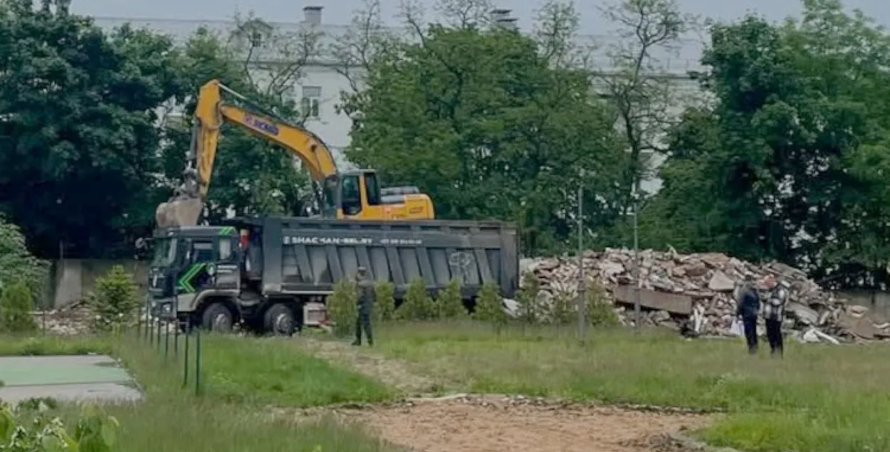Тэрыторыю старажытных Залатагорскіх могілак, дзе хацелі зрабіць парк, аддалі пад сакрэтны будынак
