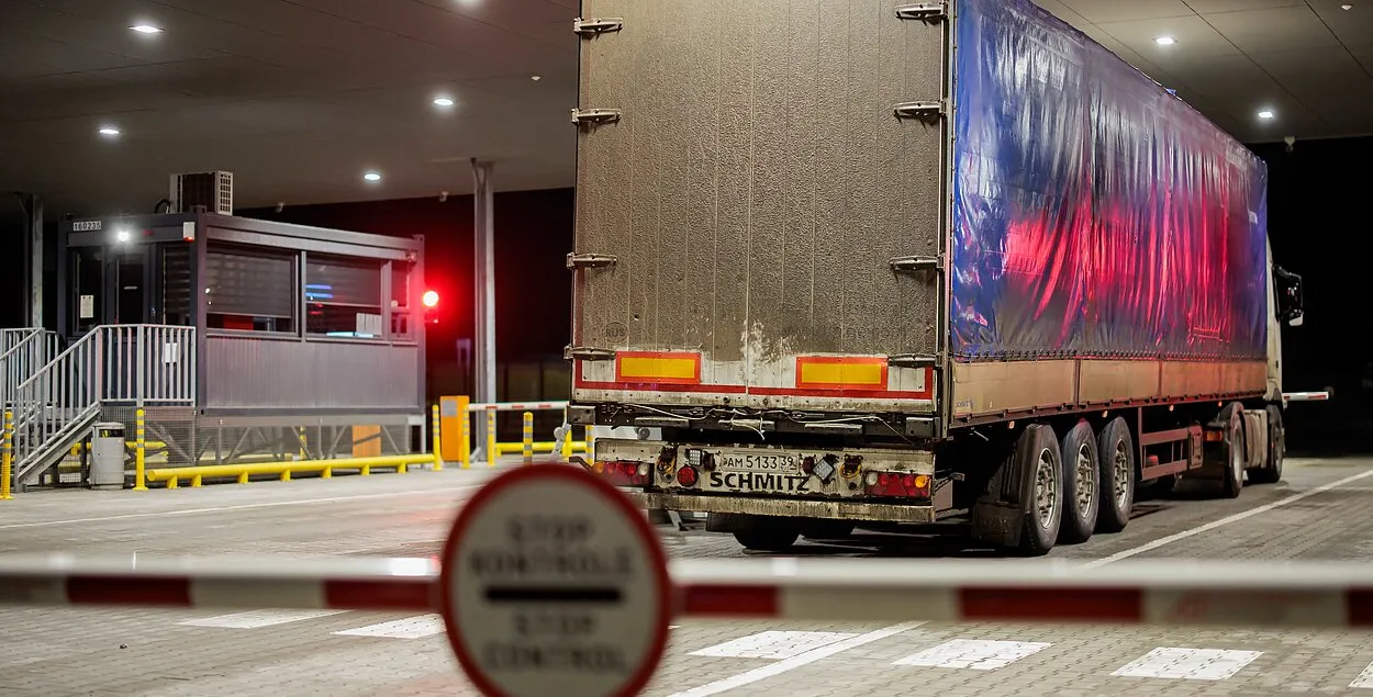 Фура на границе, иллюстративное фото

