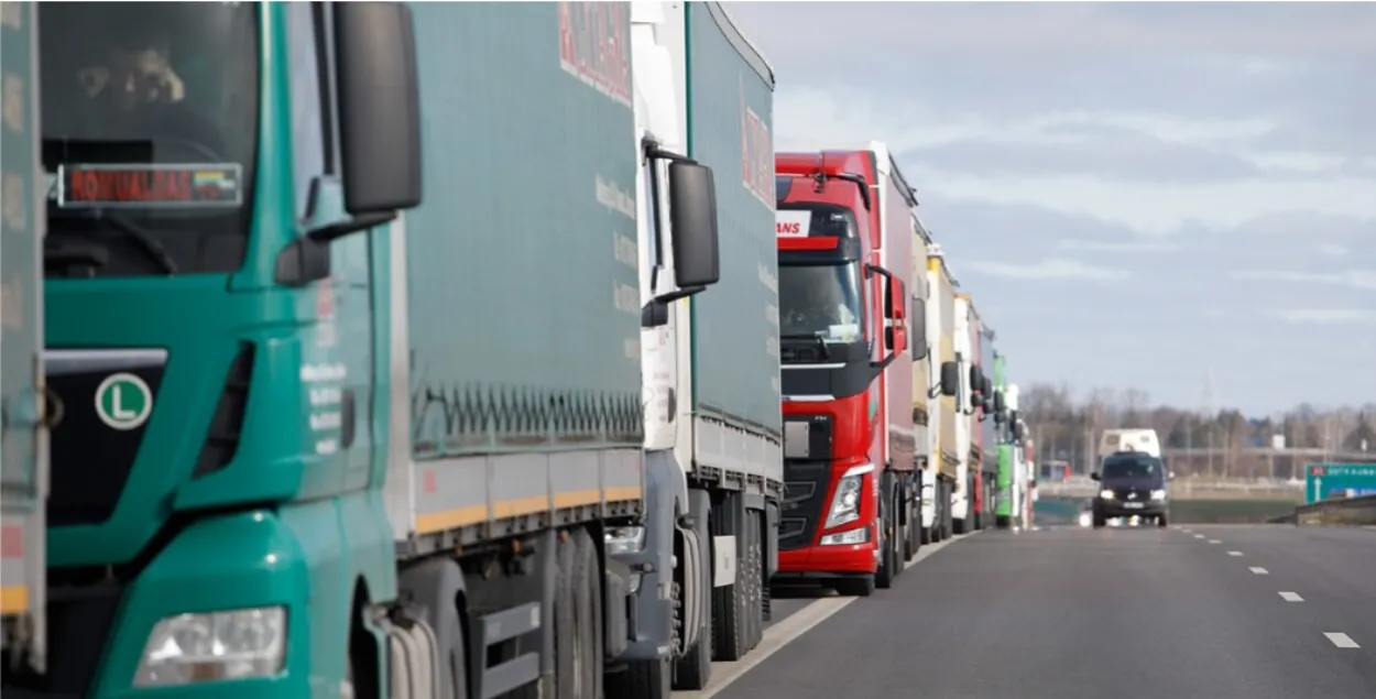 Очередь грузовиков
