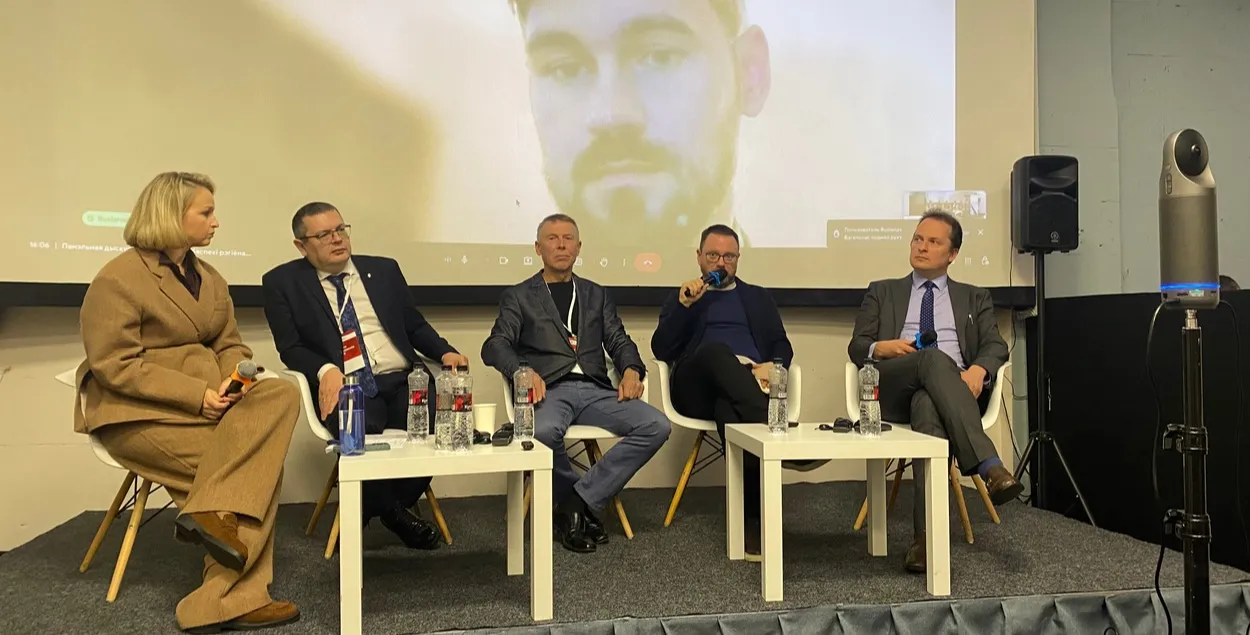 Олег Дунда второй справа, с микрофоном
