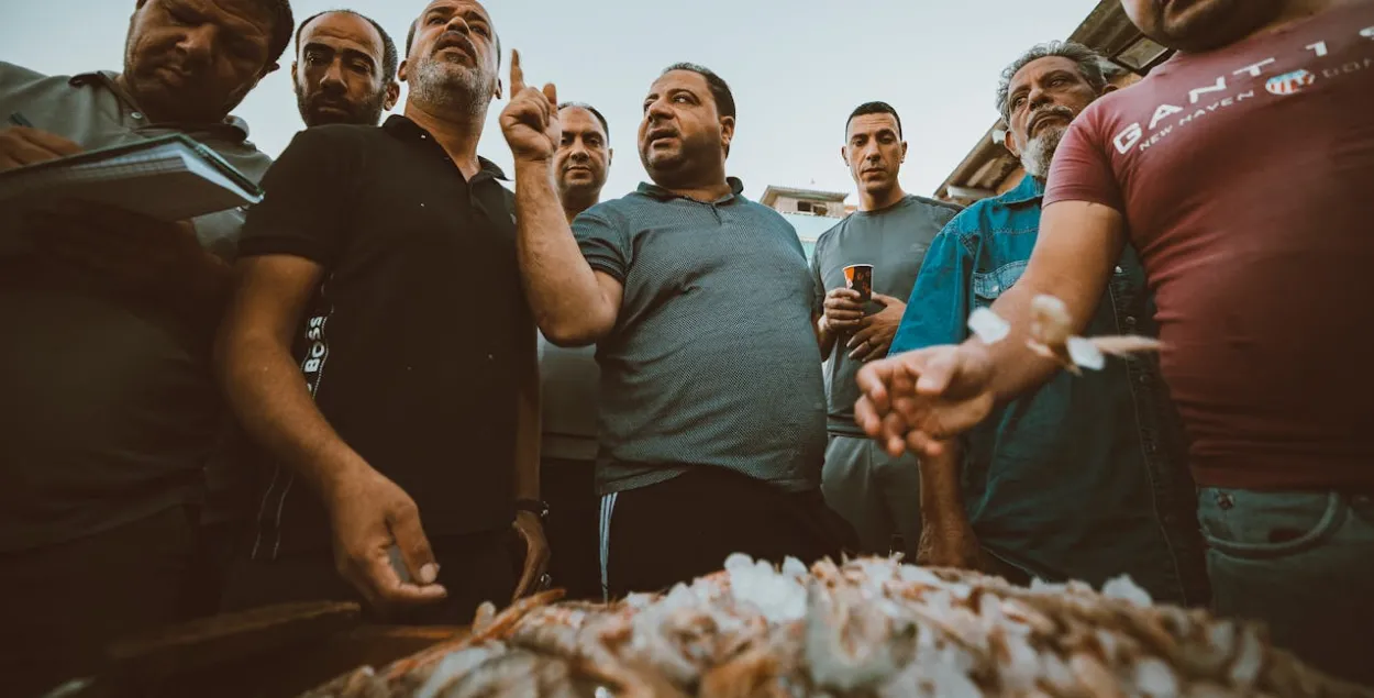 Работники с рыбой, иллюстративное фото
