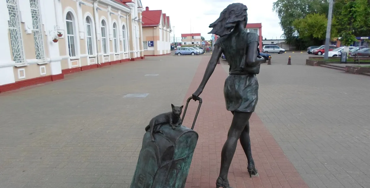 Скульптура "Пасажырка" у Маладзечне
