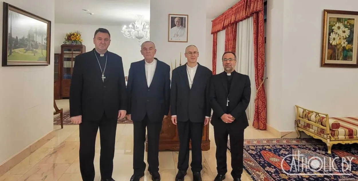 Вызваленыя ксяндзы (у цэнтры)
