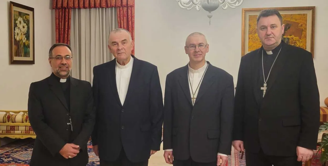 Вызваленыя ксяндзы (у цэнтры)
