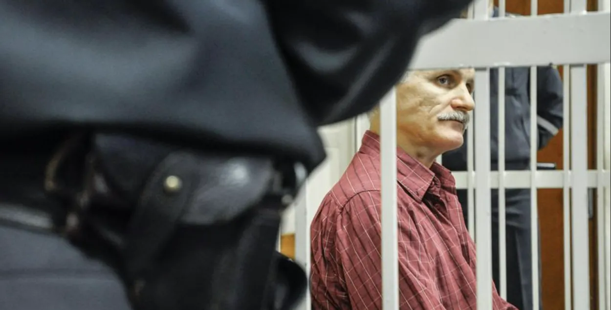 Праваабаронца і палітвязень Алесь Бяляцкі падчас судовага паседжання
