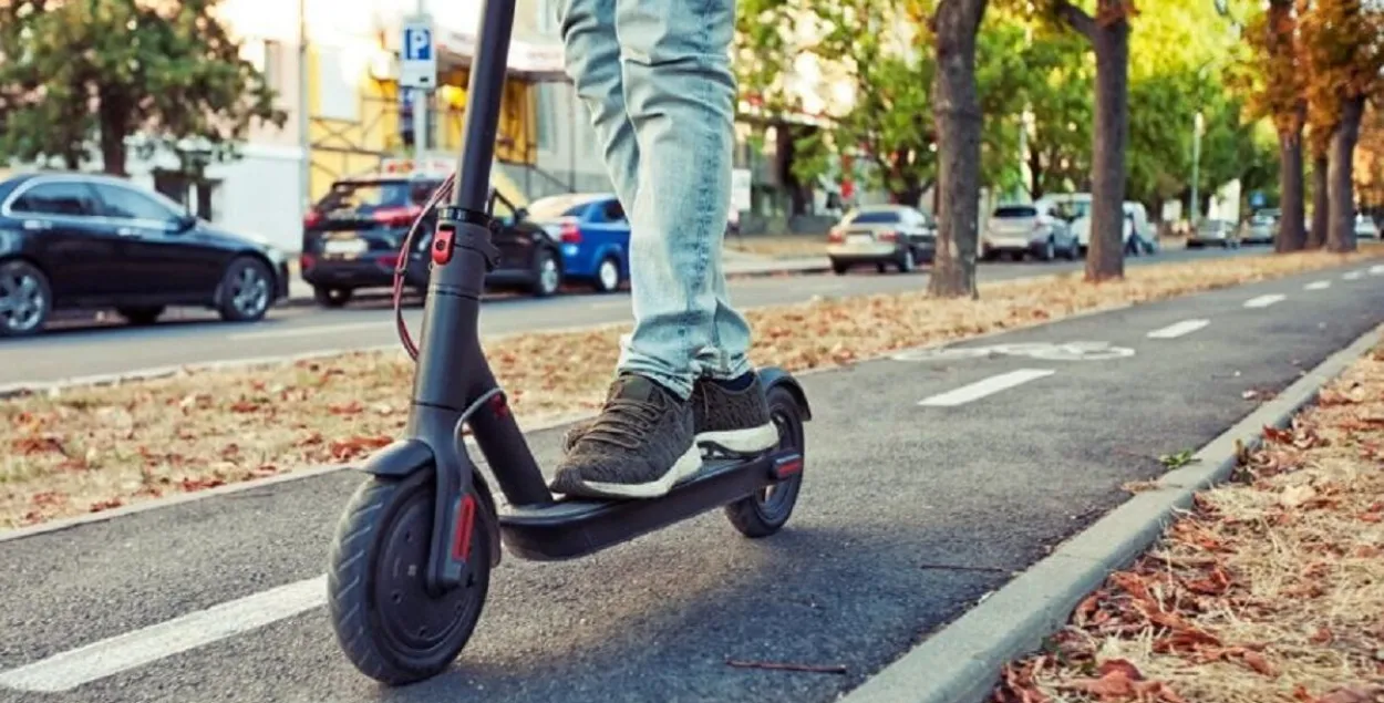 Электросамокат на дорожке
