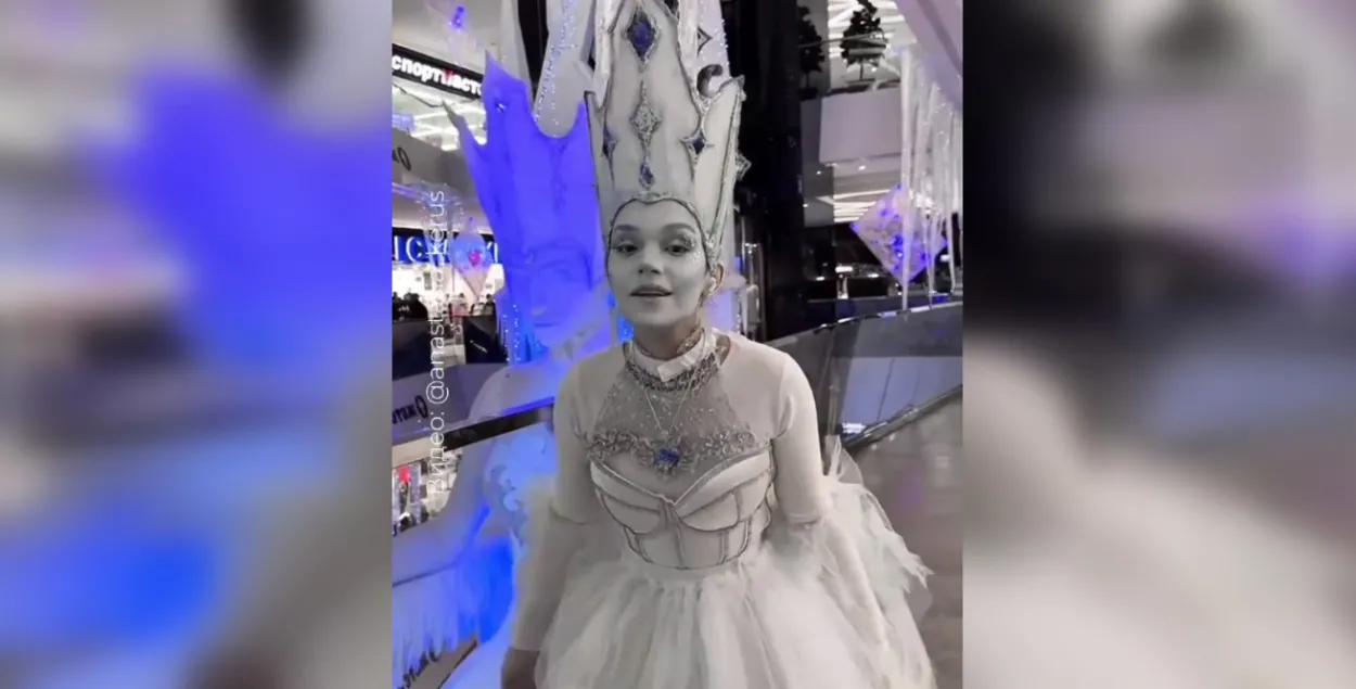 Живая Снежная Королева рядом с инсталляцией
