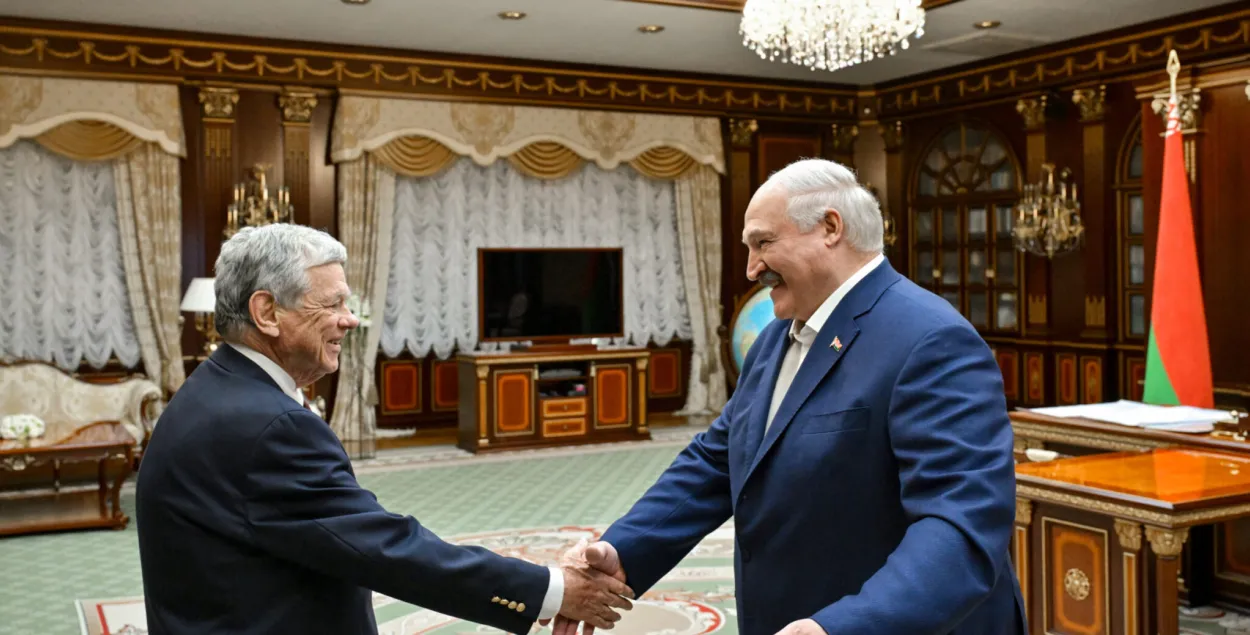 Джон Коул жмет руку Лукашенко
