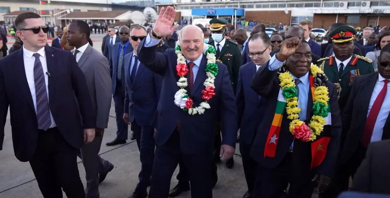 Аляксандр Лукашэнка з прэзідэнтам Зімбабве Эмерсанам Мнангагвам, Зімбабве, зіма 2023 года
