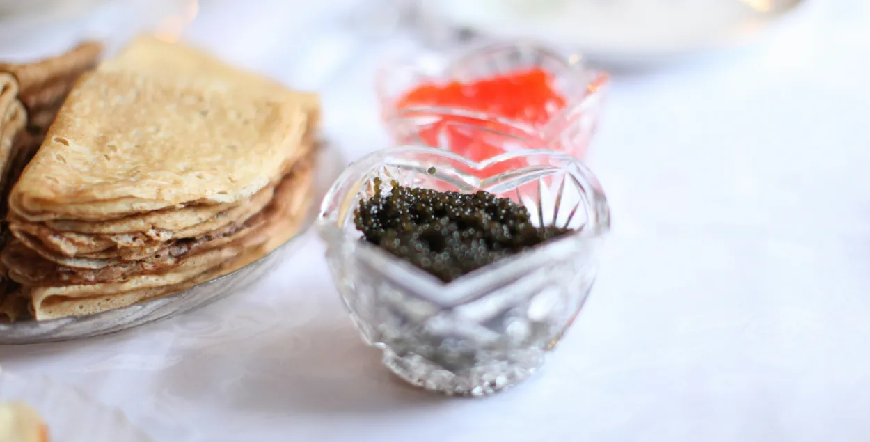 Блины с икрой, фото иллюстративное
