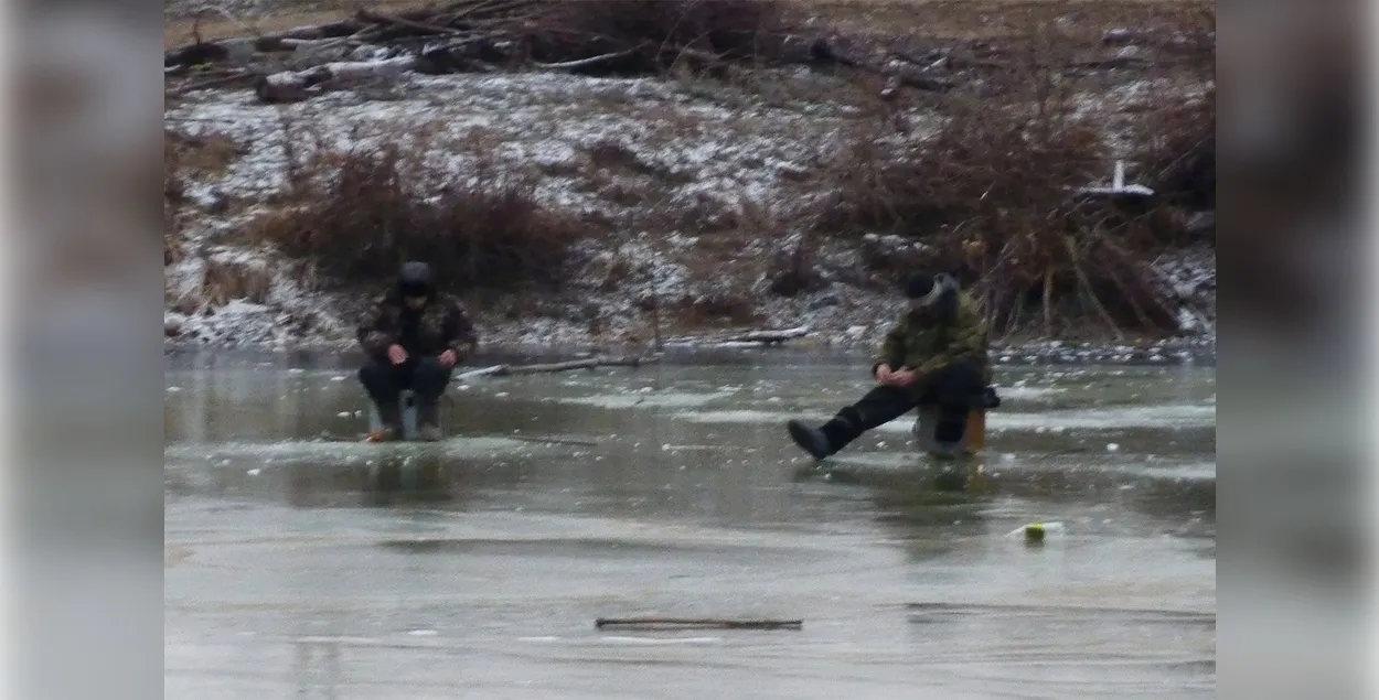 Белорусские рыболовы открывают сезон подлёдной рыбалки. Но они рискуют жизнью
