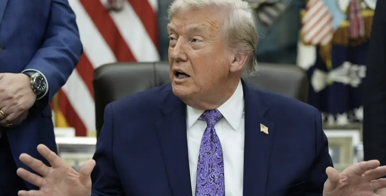 Дональд Трамп жестикулирует во время церемонии подписания инициативы в сфере искусственного интеллекта в Овальном кабинете Белого дома, четверг, 11 декабря 2025 года, Вашингтон
