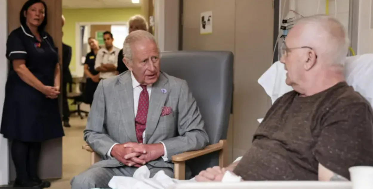 Карл III общается с больным в одной из британских клиник
