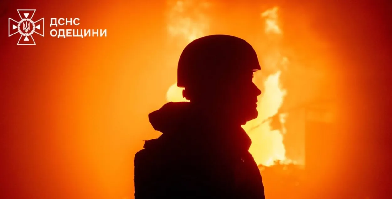 Силуэт мужчины на фоне огня
