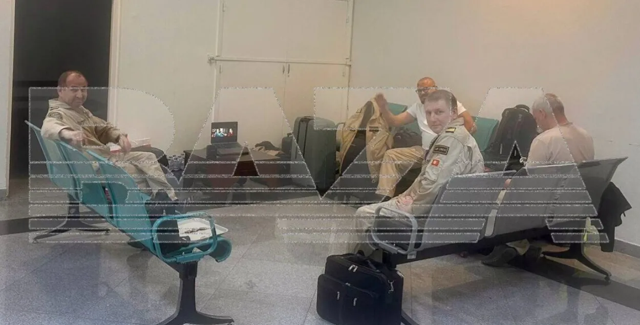 Лётчыкі, якіх затрымалі ў аэрапорце Туніса
