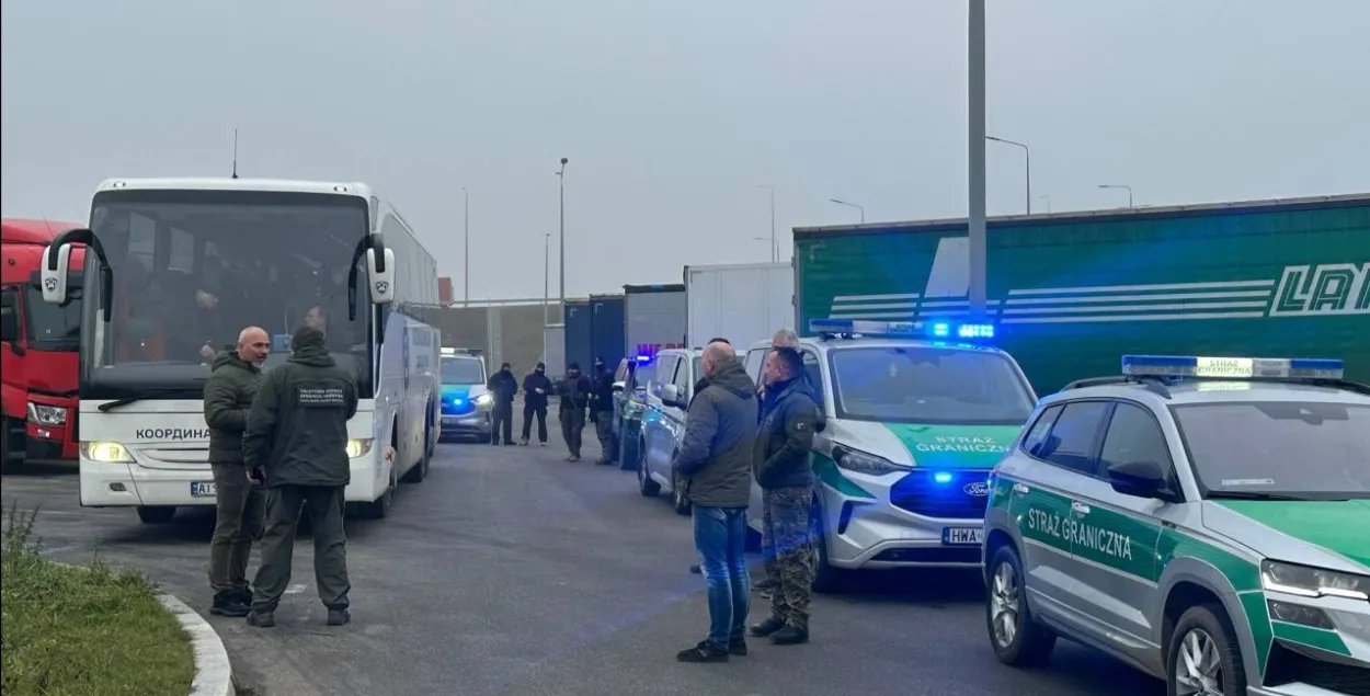 Автобус с экс-политзаключенными по дороге из Польши в Литву
