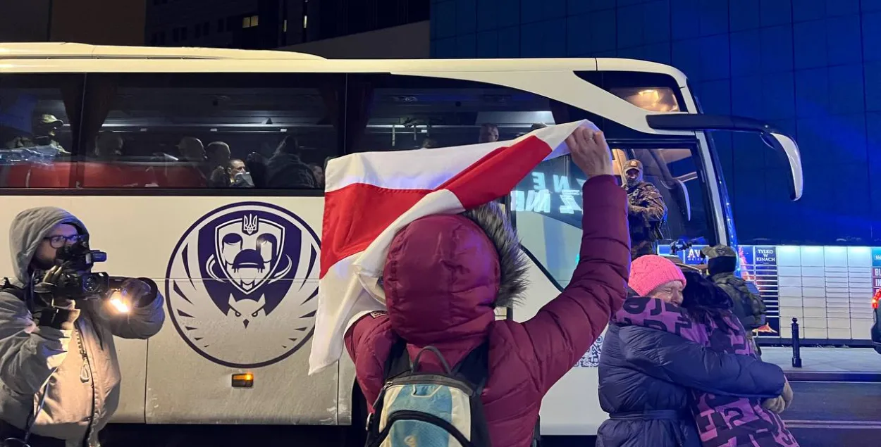 Встреча автобусов с экс-политзаключенными
