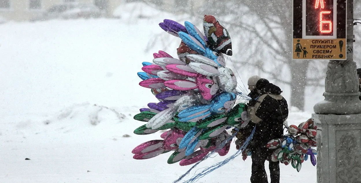 Цыклон, які накрыў Беларусь снегам, страчвае сілу і зрушаецца ў бок Расіі
