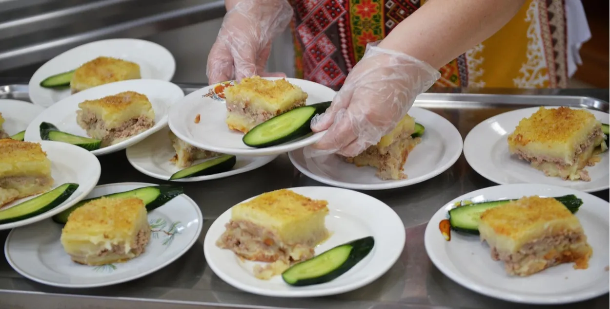 Детей 6–10 лет в девяти школах столицы существенно недокармливали
