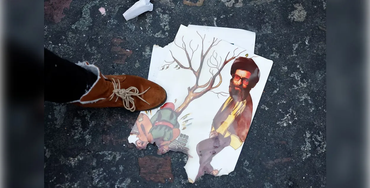 Плакат на митинге в поддержку народа Ирана
