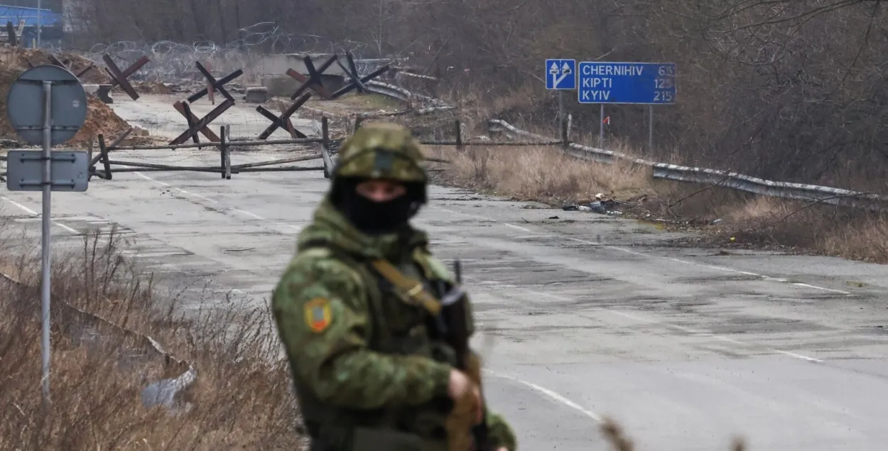 Беларускі памежнік нясе вахту каля пункта пропуску "Новая Гута"
