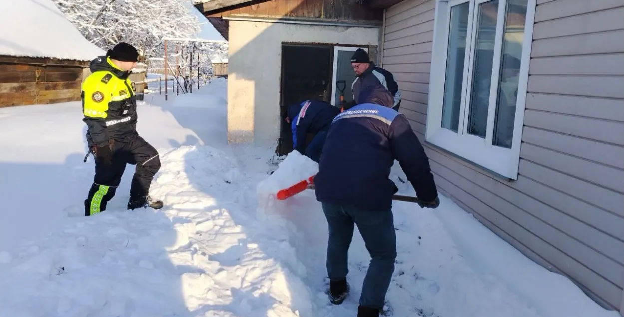 Судебные исполнители откопали из-под снега дом

