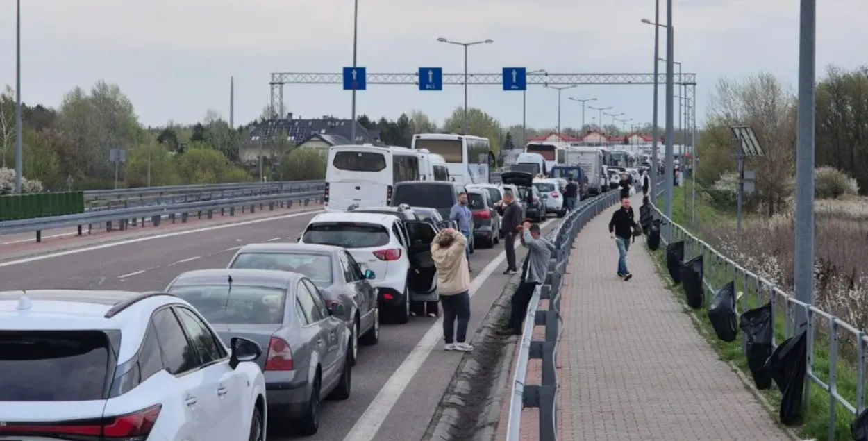 Очередь на белорусско-польской границе
